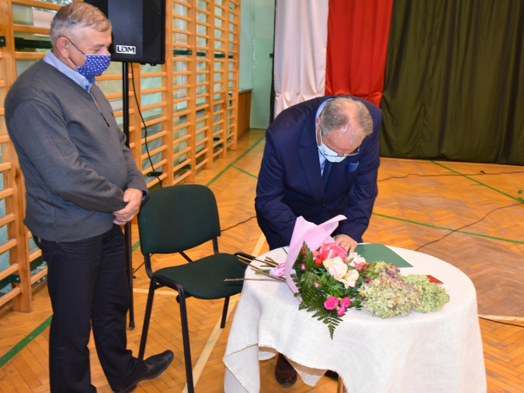 Platanowa aleja na jubileusz stulecia sandomierskiej szkoły [zdjęcia]