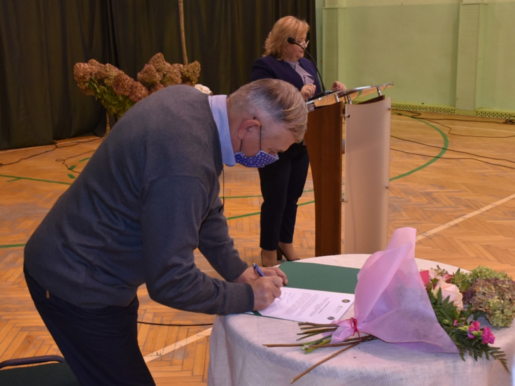 Platanowa aleja na jubileusz stulecia sandomierskiej szkoły [zdjęcia]