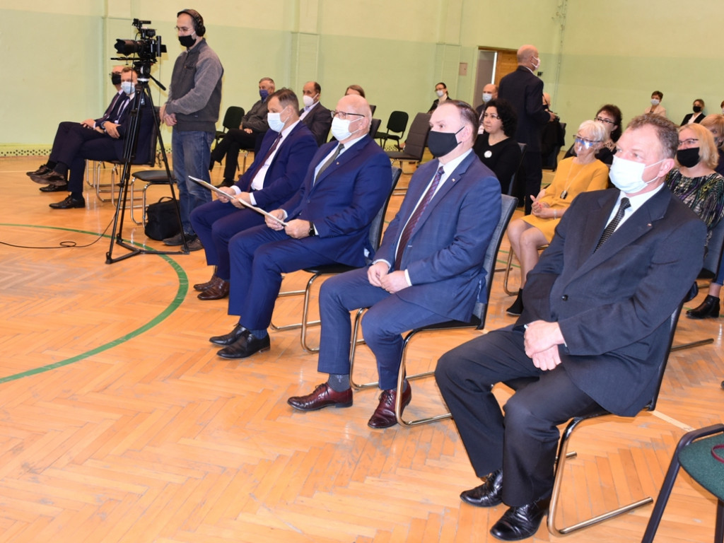 Platanowa aleja na jubileusz stulecia sandomierskiej szkoły [zdjęcia]