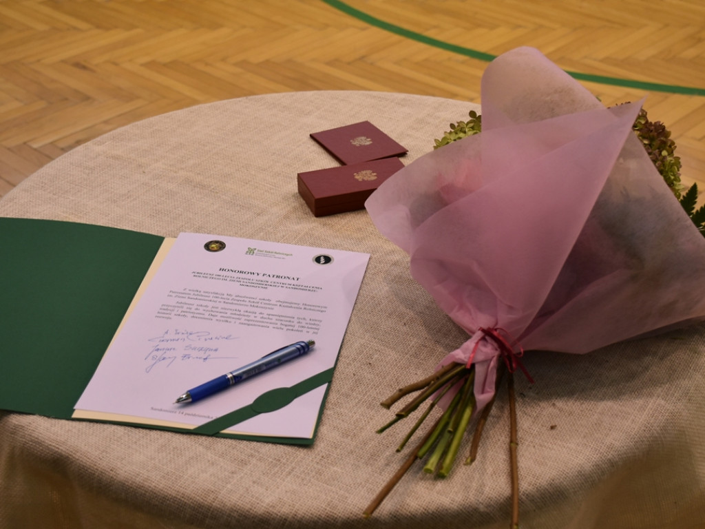 Platanowa aleja na jubileusz stulecia sandomierskiej szkoły [zdjęcia]