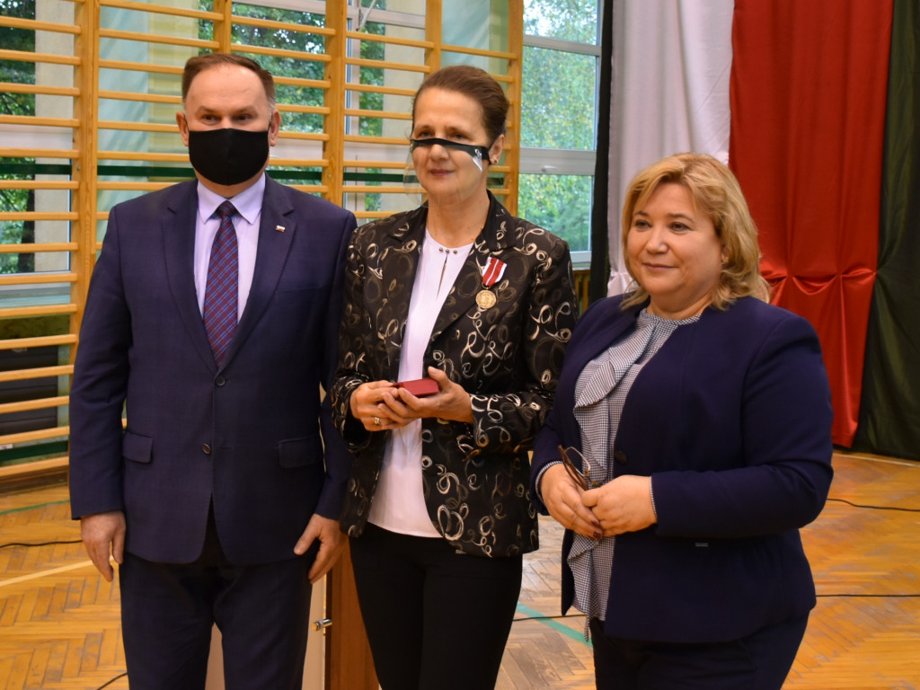 Platanowa aleja na jubileusz stulecia sandomierskiej szkoły [zdjęcia]