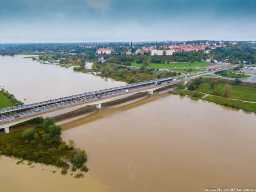 Rośnie poziom wody na Wiśle. Dzisiejsze zdjęcia z Sandomierza [zdjęcia]