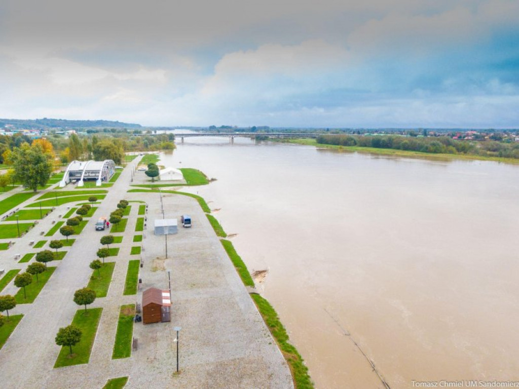 Rośnie poziom wody na Wiśle. Dzisiejsze zdjęcia z Sandomierza [zdjęcia]