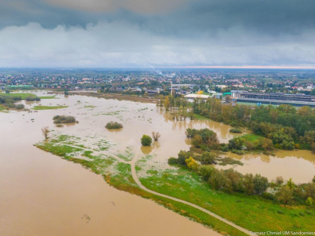 Rośnie poziom wody na Wiśle. Dzisiejsze zdjęcia z Sandomierza [zdjęcia]