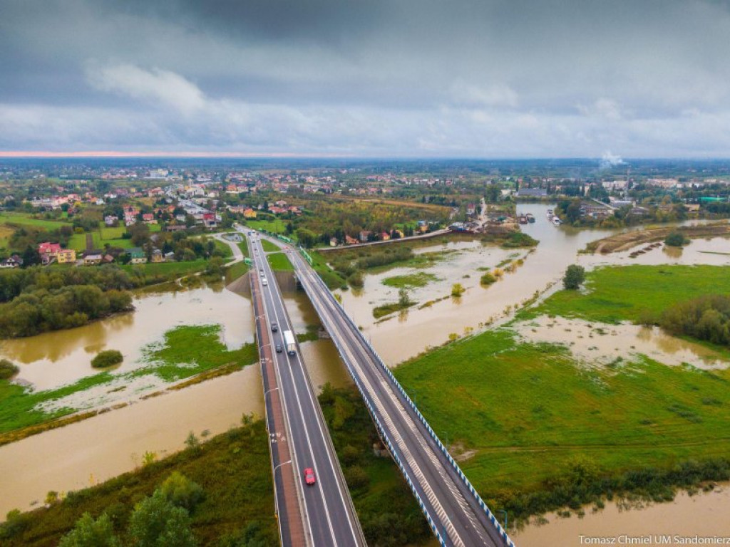 Rośnie poziom wody na Wiśle. Dzisiejsze zdjęcia z Sandomierza [zdjęcia]