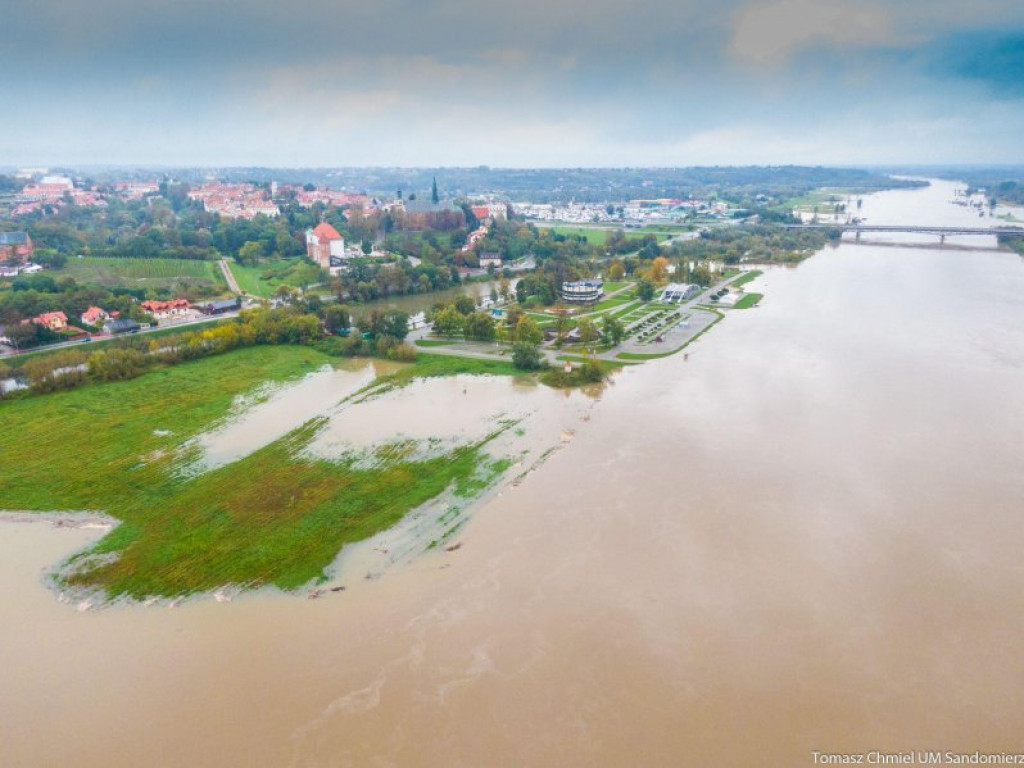 Rośnie poziom wody na Wiśle. Dzisiejsze zdjęcia z Sandomierza [zdjęcia]