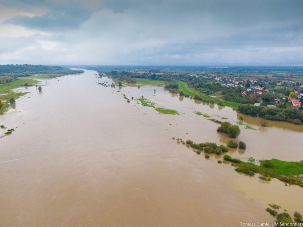 Rośnie poziom wody na Wiśle. Dzisiejsze zdjęcia z Sandomierza [zdjęcia]