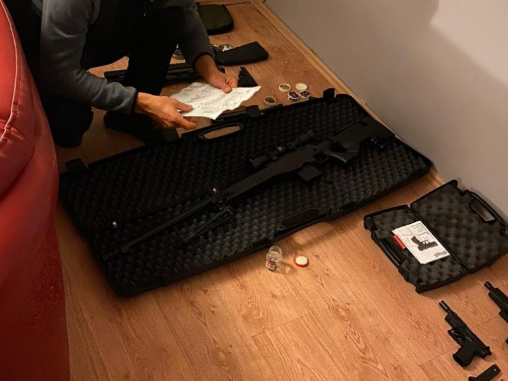 Duża akcja policji, zatrzymany mieszkaniec pow. stalowowolskiego za nielegalne posiadanie broni  [zdjęcia]