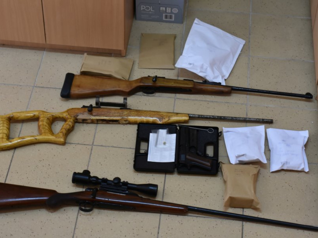 Duża akcja policji, zatrzymany mieszkaniec pow. stalowowolskiego za nielegalne posiadanie broni  [zdjęcia]