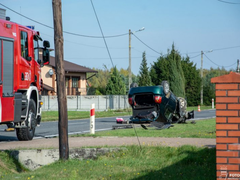 Zderzenie dwóch pojazdów w Nowej Dębie [aktualizacja][zdjęcia][wideo]