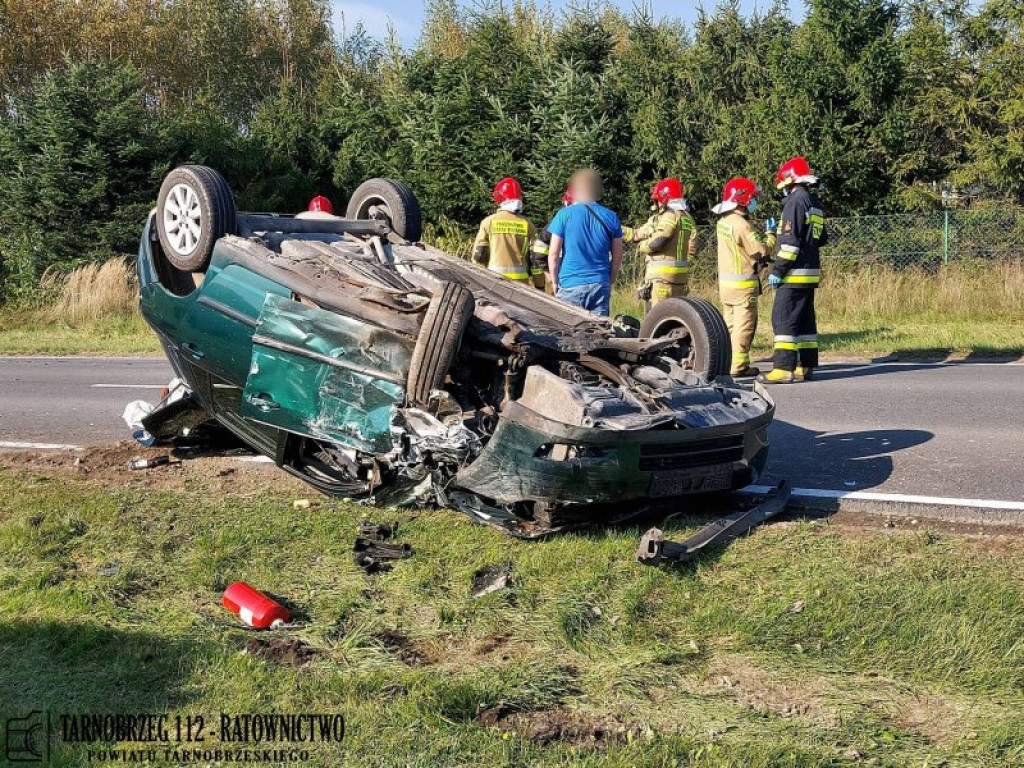 Zderzenie dwóch pojazdów w Nowej Dębie [aktualizacja][zdjęcia][wideo]