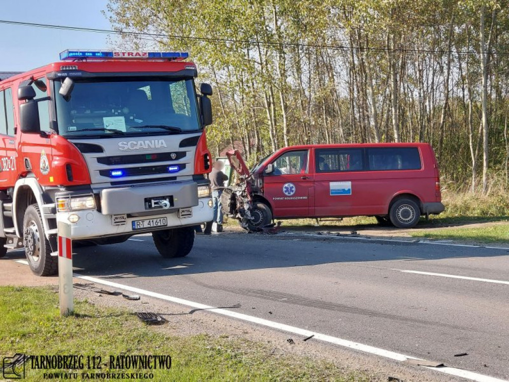 Zderzenie dwóch pojazdów w Nowej Dębie [aktualizacja][zdjęcia][wideo]