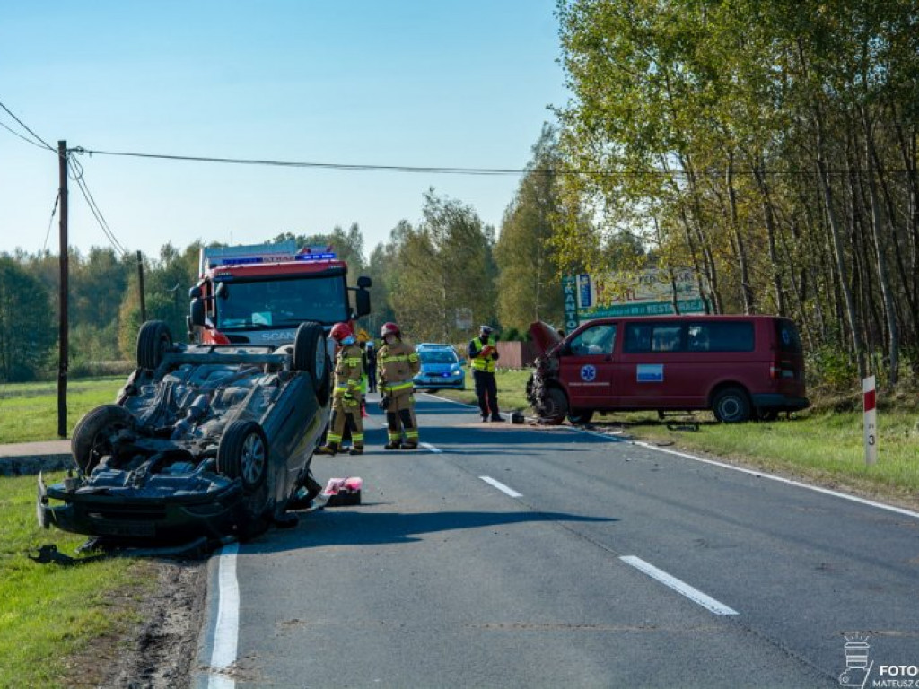 Zderzenie dwóch pojazdów w Nowej Dębie [aktualizacja][zdjęcia][wideo]