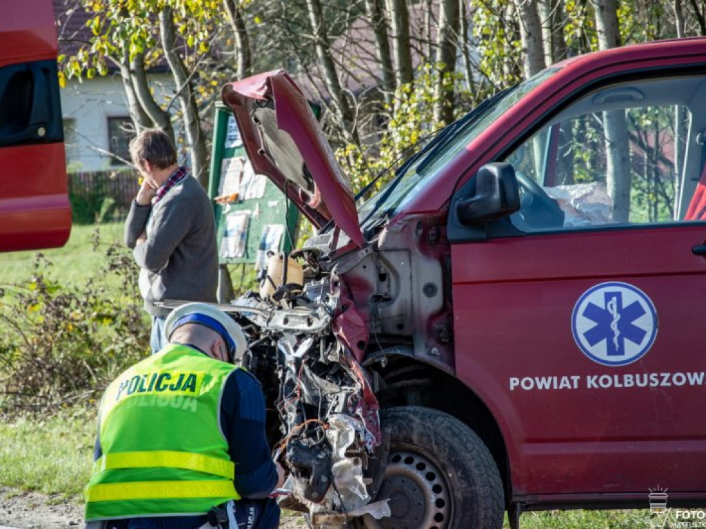 Zderzenie dwóch pojazdów w Nowej Dębie [aktualizacja][zdjęcia][wideo]