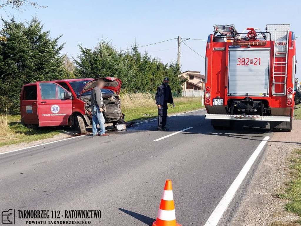Zderzenie dwóch pojazdów w Nowej Dębie [aktualizacja][zdjęcia][wideo]