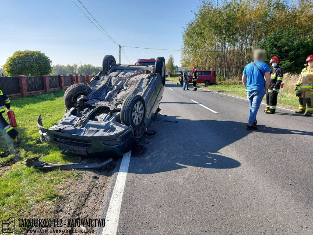 Zderzenie dwóch pojazdów w Nowej Dębie [aktualizacja][zdjęcia][wideo]