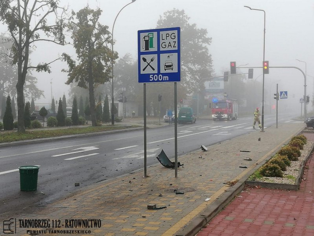 Tarnobrzeg. Samochód wjechał w latarnię [zdjęcia]