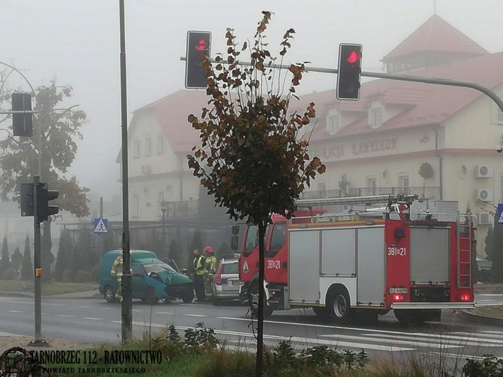 Tarnobrzeg. Samochód wjechał w latarnię [zdjęcia]