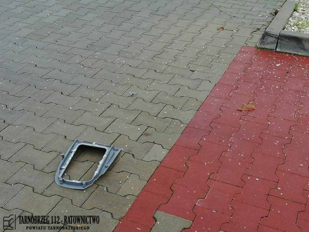 Tarnobrzeg. Samochód wjechał w latarnię [zdjęcia]