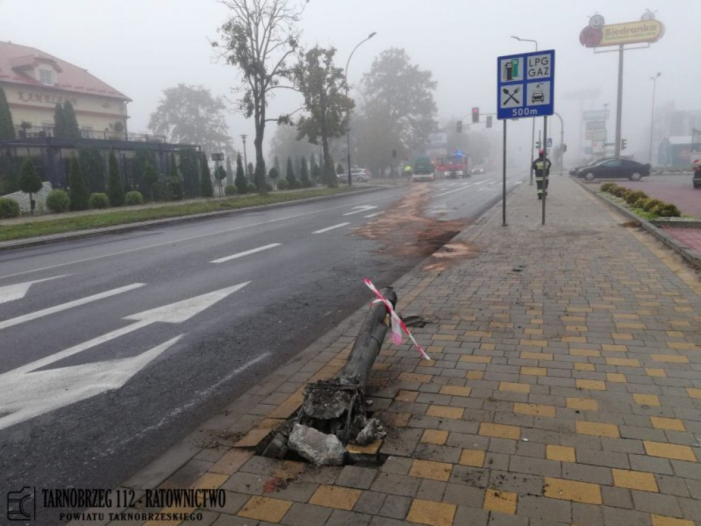 Tarnobrzeg. Samochód wjechał w latarnię [zdjęcia]