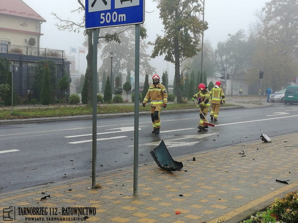 Tarnobrzeg. Samochód wjechał w latarnię [zdjęcia]