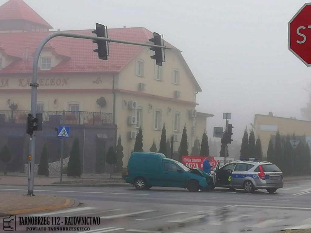Tarnobrzeg. Samochód wjechał w latarnię [zdjęcia]
