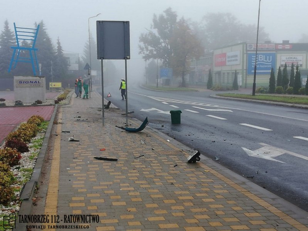 Tarnobrzeg. Samochód wjechał w latarnię [zdjęcia]