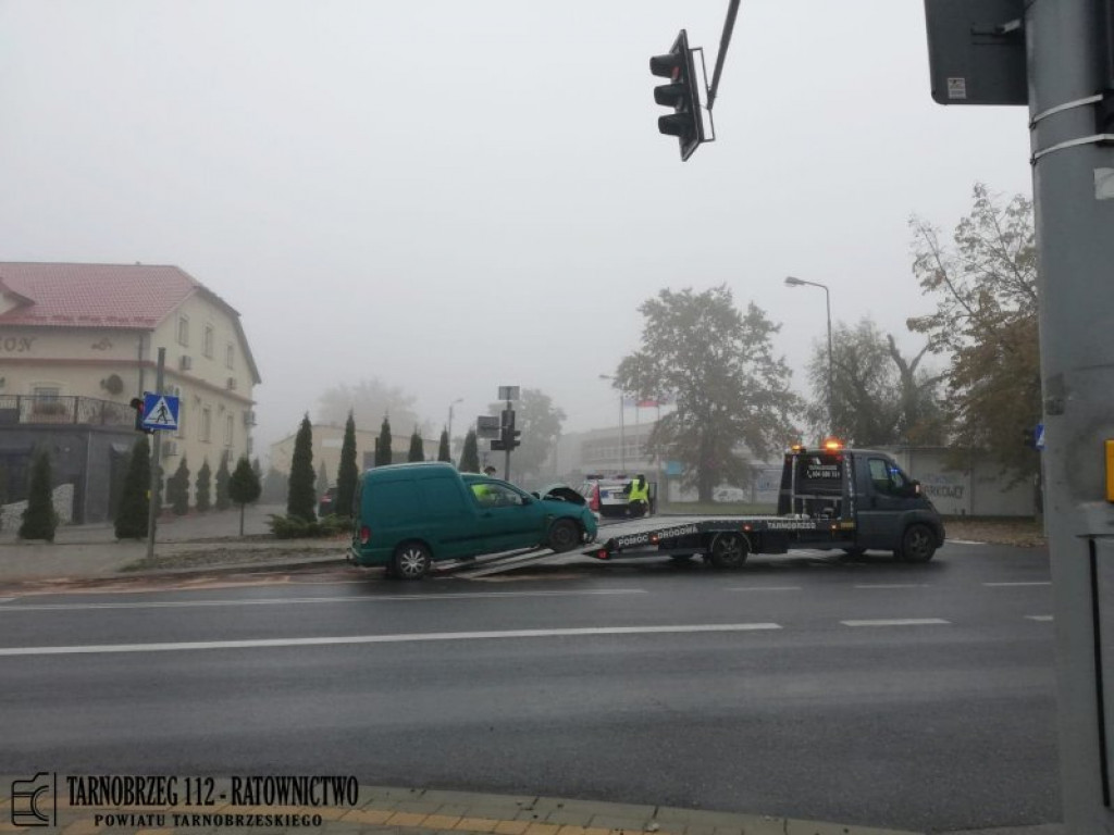 Tarnobrzeg. Samochód wjechał w latarnię [zdjęcia]