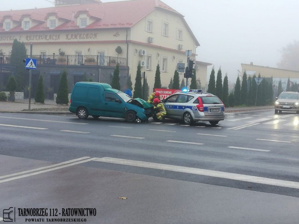 Tarnobrzeg. Samochód wjechał w latarnię [zdjęcia]