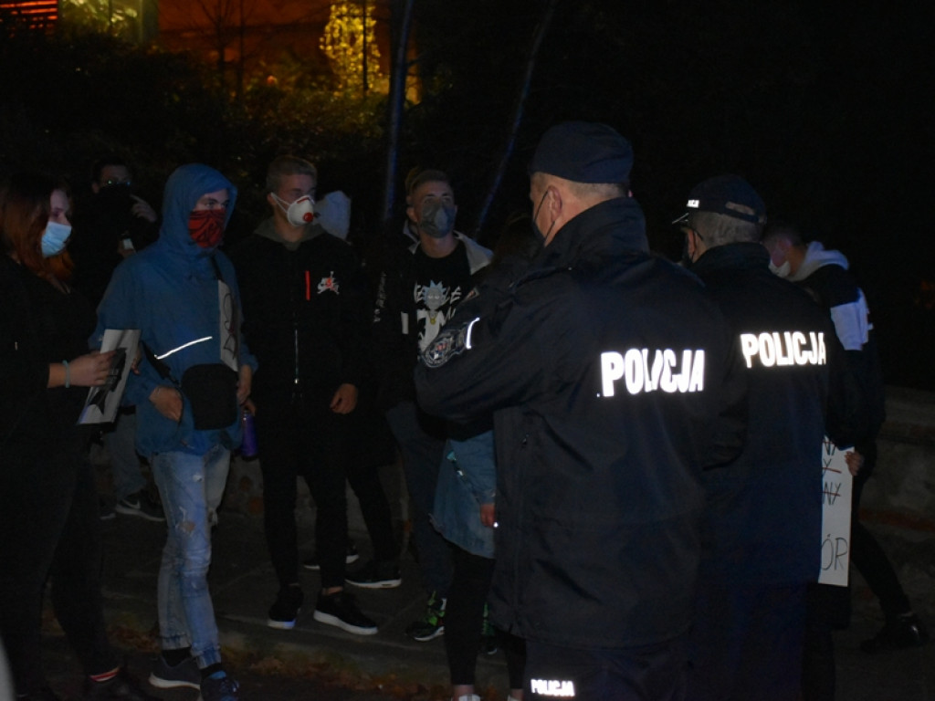 Gniew młodych. Kolejny marsz w obronie praw kobiet w Sandomierzu [zdjęcia]