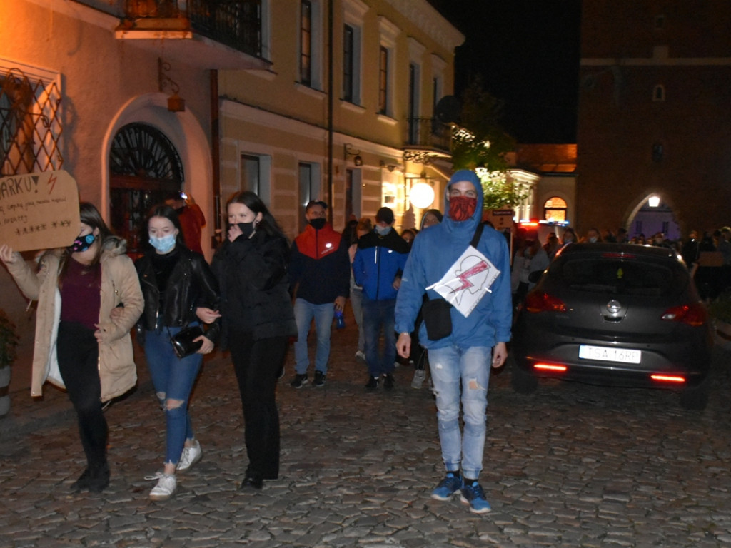 Gniew młodych. Kolejny marsz w obronie praw kobiet w Sandomierzu [zdjęcia]