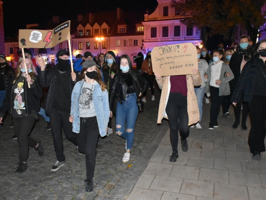 Gniew młodych. Kolejny marsz w obronie praw kobiet w Sandomierzu [zdjęcia]
