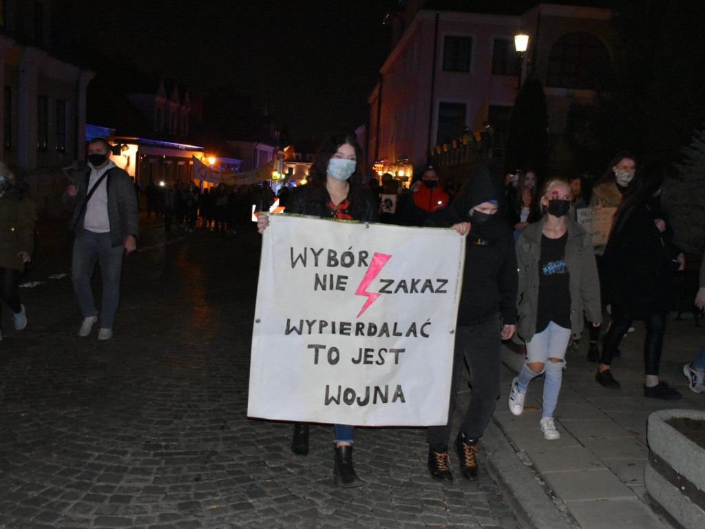 Gniew młodych. Kolejny marsz w obronie praw kobiet w Sandomierzu [zdjęcia]