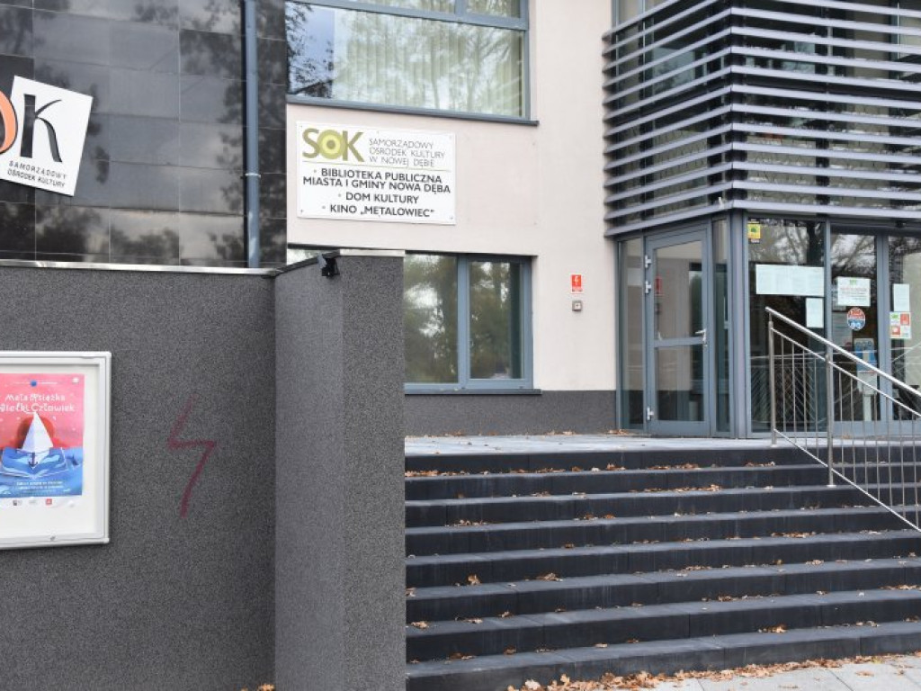 Nowa Dęba. Akty wandalizmu - zniszczone pomniki, pomalowane przedszkole, bloki [zdjęcia]