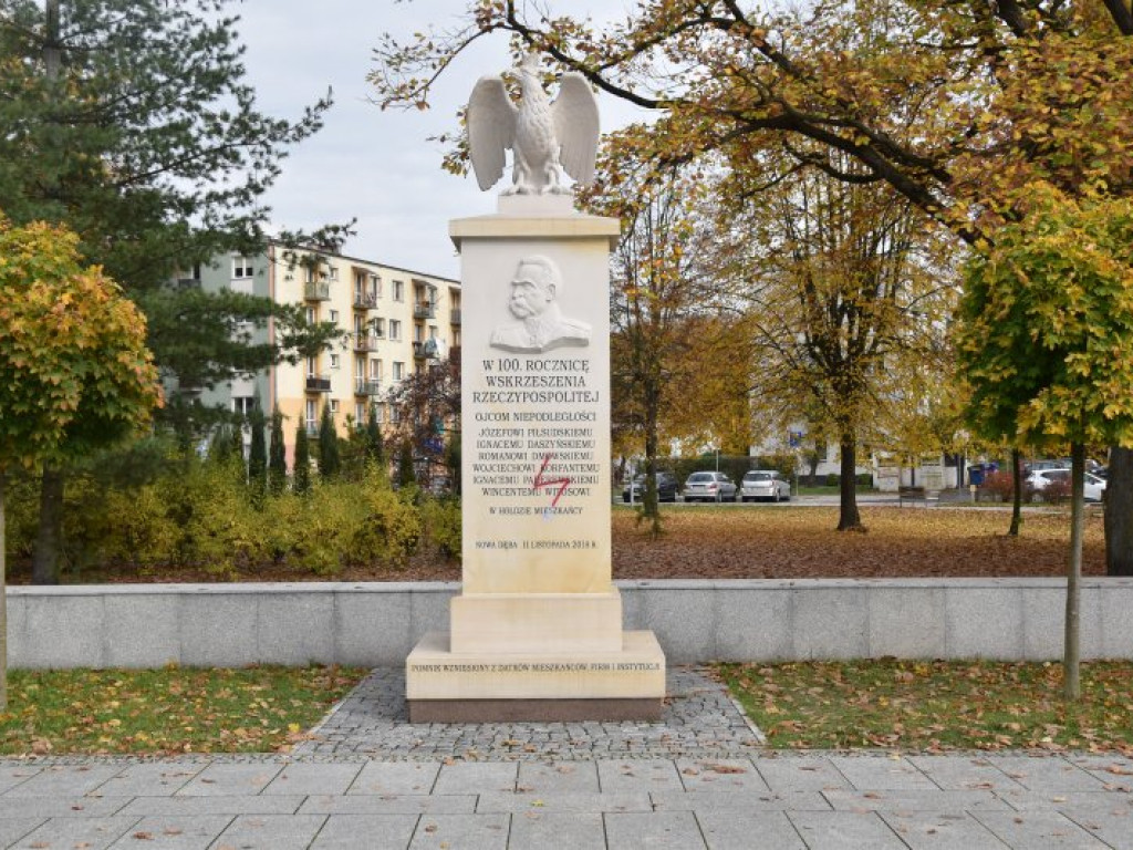 Nowa Dęba. Akty wandalizmu - zniszczone pomniki, pomalowane przedszkole, bloki [zdjęcia]
