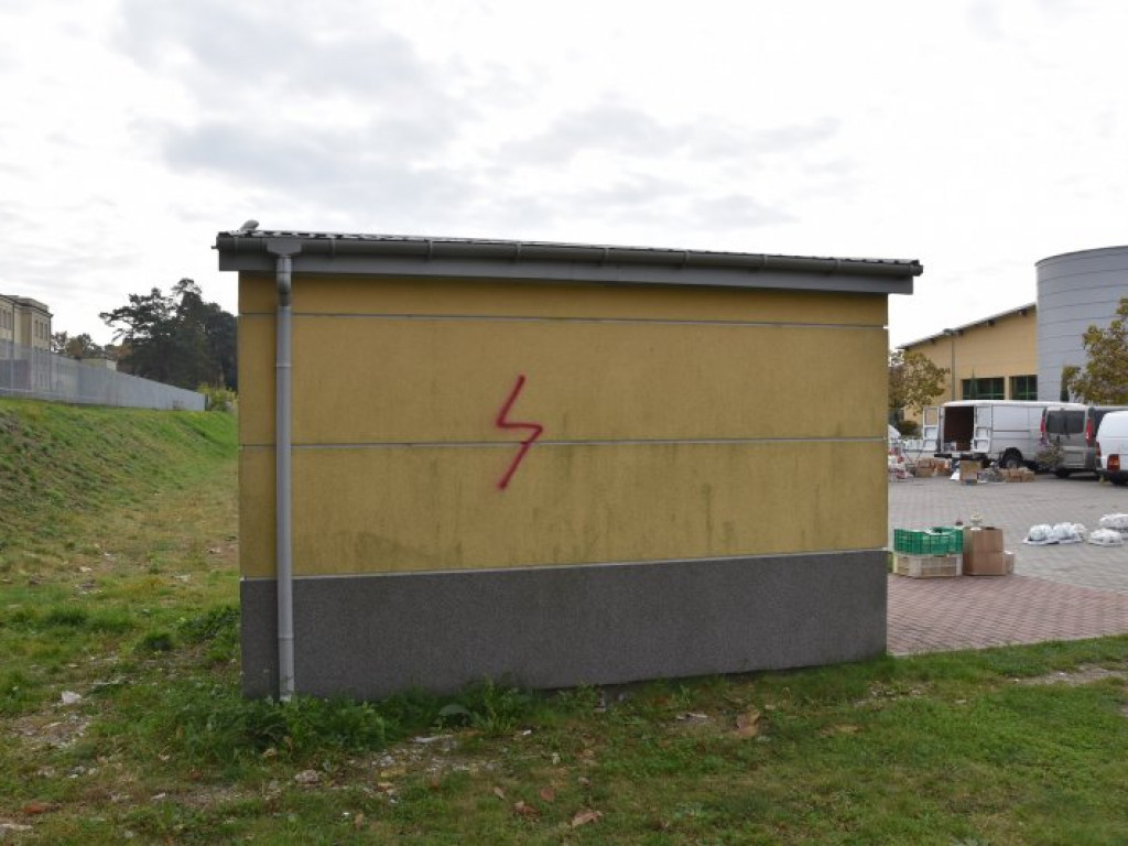 Nowa Dęba. Akty wandalizmu - zniszczone pomniki, pomalowane przedszkole, bloki [zdjęcia]