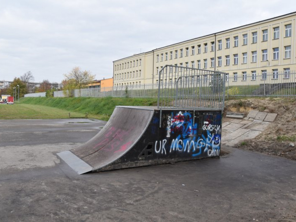 Nowa Dęba. Akty wandalizmu - zniszczone pomniki, pomalowane przedszkole, bloki [zdjęcia]