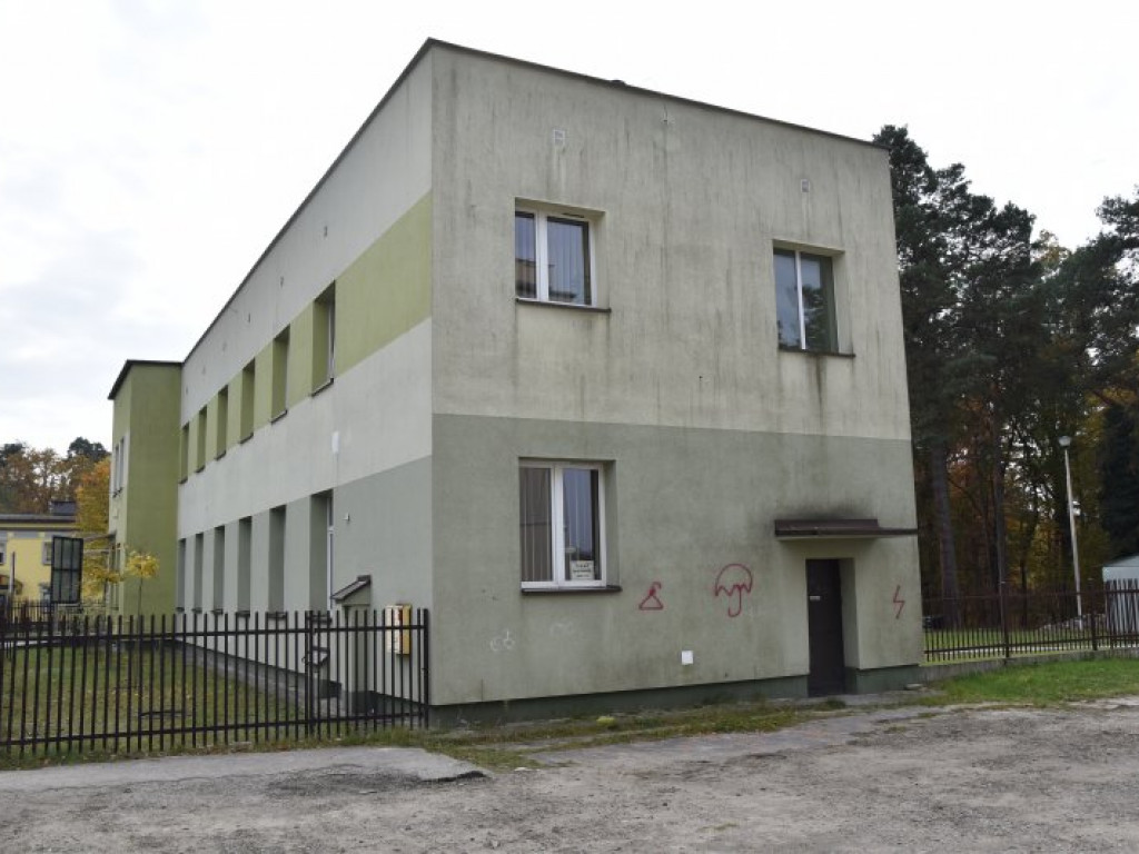 Nowa Dęba. Akty wandalizmu - zniszczone pomniki, pomalowane przedszkole, bloki [zdjęcia]