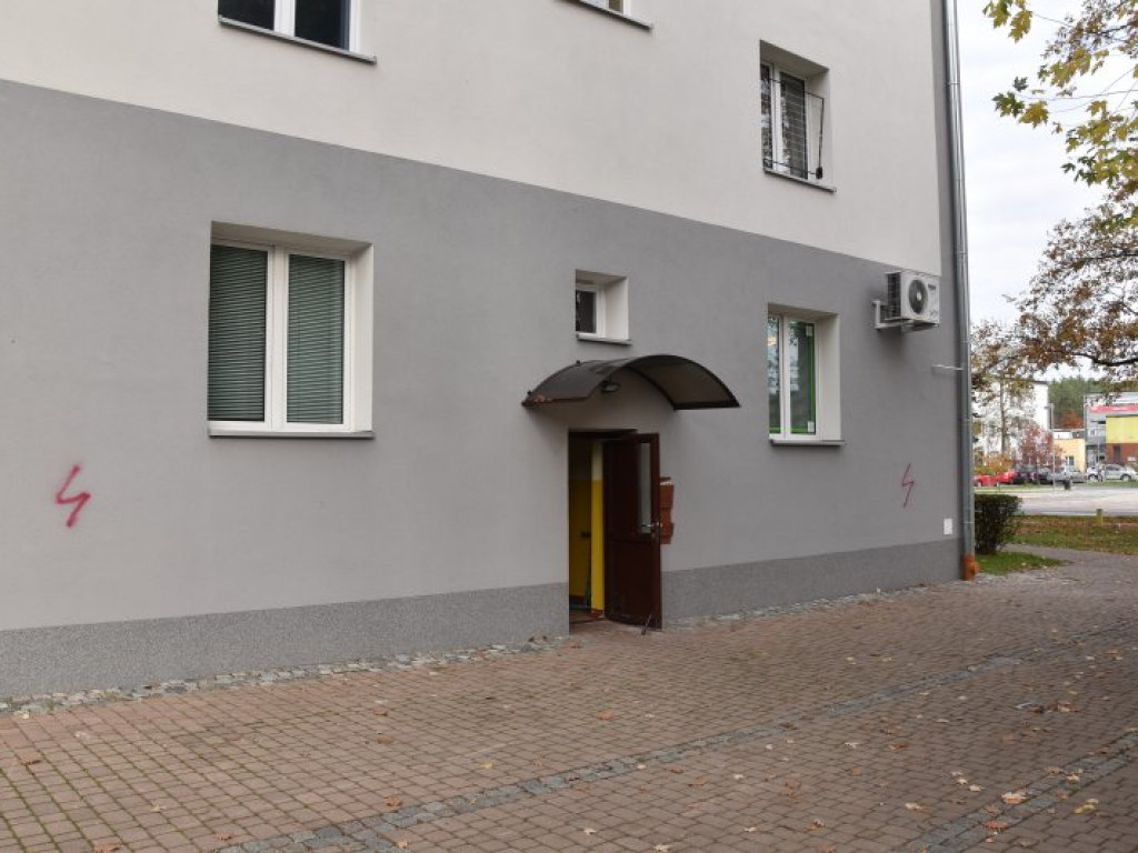 Nowa Dęba. Akty wandalizmu - zniszczone pomniki, pomalowane przedszkole, bloki [zdjęcia]