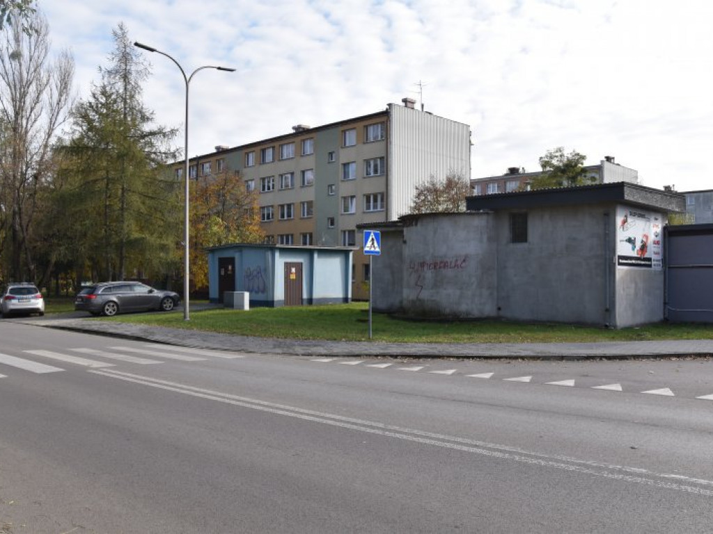 Nowa Dęba. Akty wandalizmu - zniszczone pomniki, pomalowane przedszkole, bloki [zdjęcia]