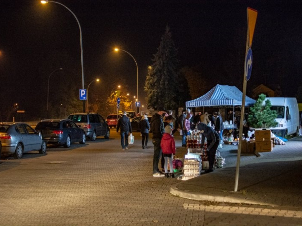 Tarnobrzeg/Powiat. Szybkie sprzątanie na cmentarzach [zdjęcia]