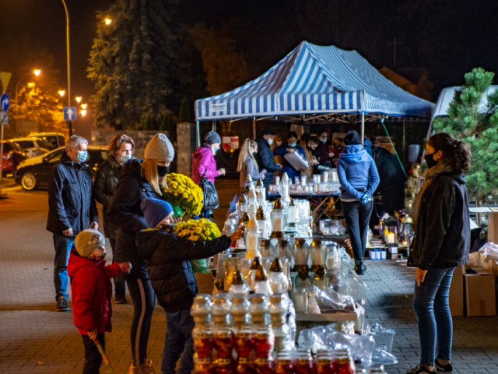 Tarnobrzeg/Powiat. Szybkie sprzątanie na cmentarzach [zdjęcia]