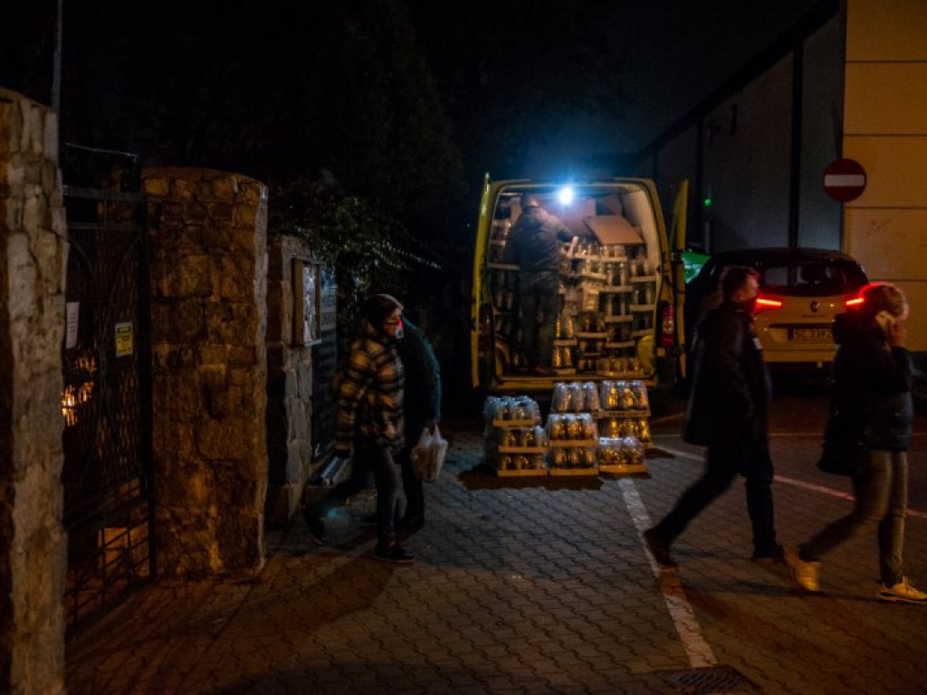 Tarnobrzeg/Powiat. Szybkie sprzątanie na cmentarzach [zdjęcia]