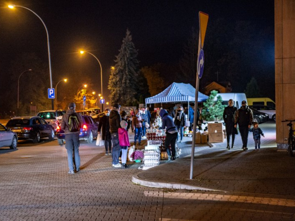 Tarnobrzeg/Powiat. Szybkie sprzątanie na cmentarzach [zdjęcia]