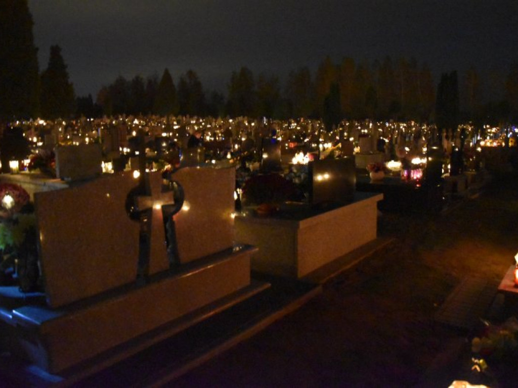Tarnobrzeg/Powiat. Szybkie sprzątanie na cmentarzach [zdjęcia]