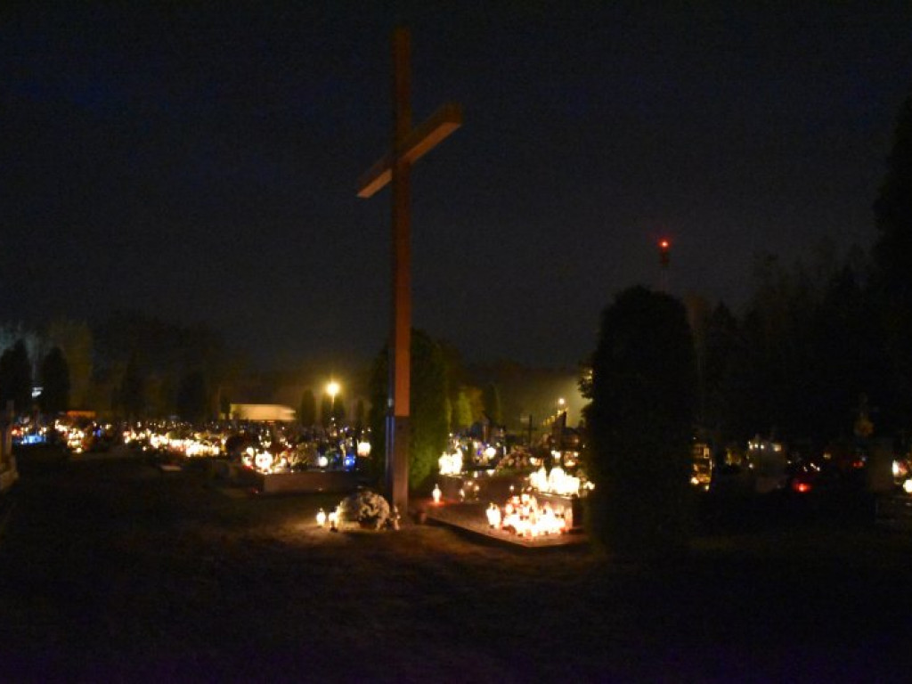 Tarnobrzeg/Powiat. Szybkie sprzątanie na cmentarzach [zdjęcia]