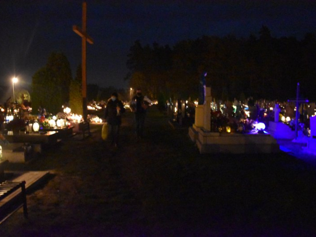 Tarnobrzeg/Powiat. Szybkie sprzątanie na cmentarzach [zdjęcia]