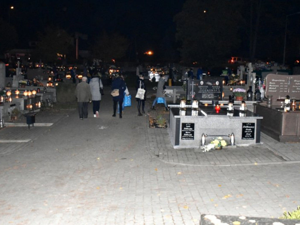 Sandomierz. Sporo ludzi na cmentarzach [zdjęcia]