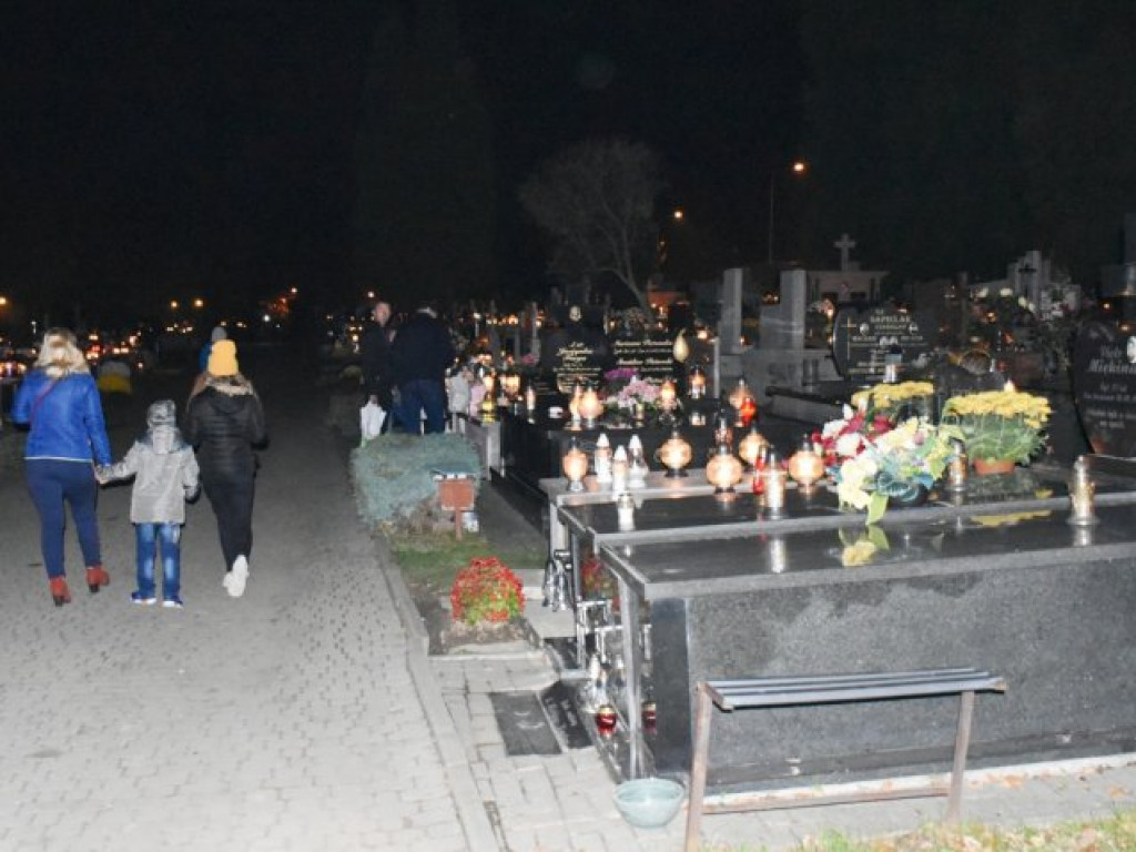 Sandomierz. Sporo ludzi na cmentarzach [zdjęcia]