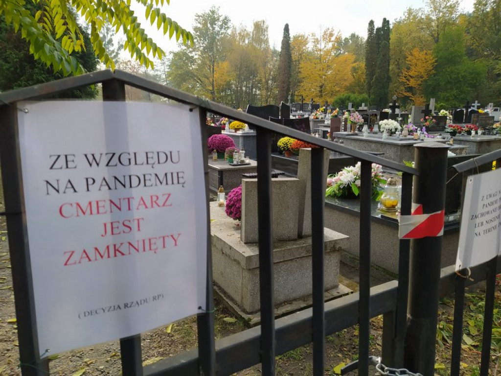 Tarnobrzeg. Łańcuchy na bramach i puste cmentarze [zdjęcia][wideo]